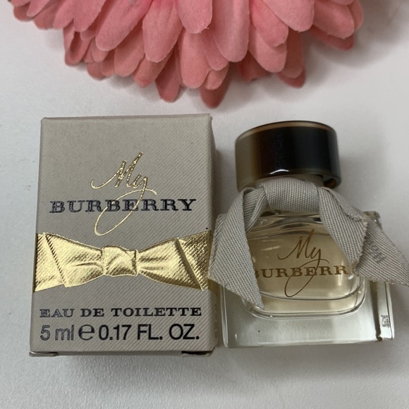 🌸 3 Burberry mini fragrances and 3 collectible enamel lapel pins - Picture 2 of 6